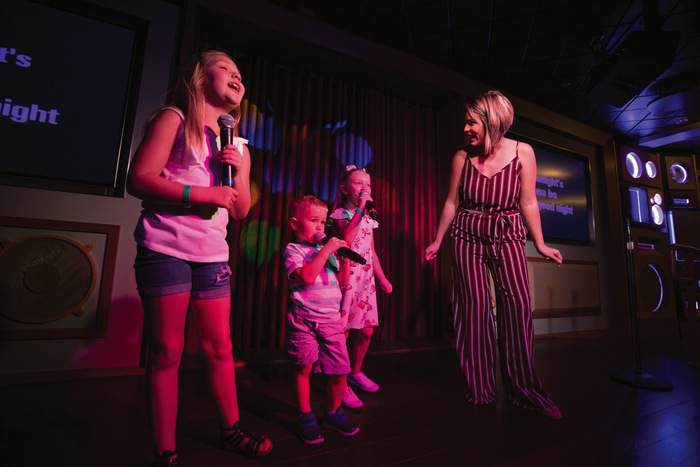 RCI Oasis of the Seas Spotlight Karaoke A.Hendel 0.jpg